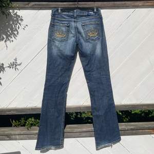 Lågmidjade Victoria Beckham jeans i fint skick. Storlek w30/l32, men mer som en 26 i midjan/höfterna.  Mått: midja: 75cm Stussvidd: 106cm  Innerbenslängd: 82cm