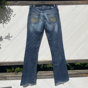 Vintage Victoria beckham jeans (w:26/l32) - Lågmidjade Victoria Beckham jeans i fint skick. Storlek w30/l32, men mer som en 26 i midjan/höfterna.  Mått: midja: 75cm Stussvidd: 106cm  Innerbenslängd: 82cm