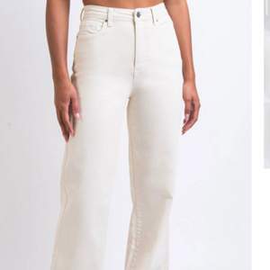 Offwhite/creme jeans i utsvängd modell från Madlady, aldrig använda då de är för små. Kan skicka bild på dem, men kommer inte i 😅 Möts i Sthlm eller frakt   