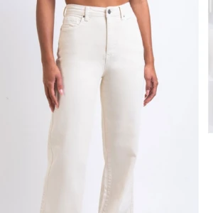 Vida offwhite jeans  - Offwhite/creme jeans i utsvängd modell från Madlady, aldrig använda då de är för små. Kan skicka bild på dem, men kommer inte i 😅 Möts i Sthlm eller frakt   