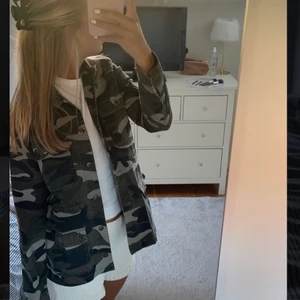 Militär jacka - Så snygg militärjacka! Använd sparsamt så den är i väldigt fint skick! 