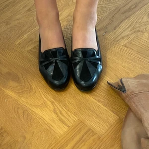 Så fina skor! - Jättefina skor i storlek 38 som tyvärr är på gränsen till försmå på mig!❤️ tryck INTE PÅ KÖP NU