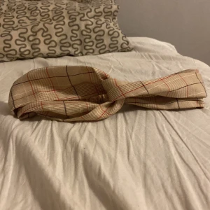 Hårband - Hårband med rutigt mönster på Använt en gång men för ett år sen