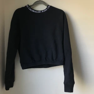 Calvin Klein tröka - Säljer min favorittröja då den blivit förliten. Frakt tillkommer på 66kr.