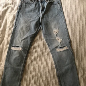 Slitna Mom jeans  - Helt nya oanvända Mom jeans från Monki. Strlk XS/S