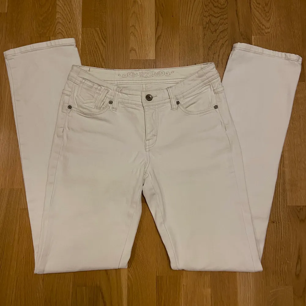 Vita lågmidjade jeans från Esprit i storlek 36/S. Midjemått: 76cm 🫶🏼 Jag är 167cm.. Jeans & Byxor.
