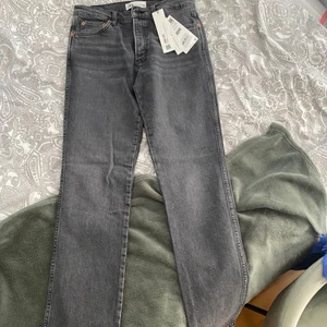 Jeans - Oanvända jeans pga lite tighta på mig. Prislapp och allt sitter kvar. Finns inte kvar på hemsidan. 