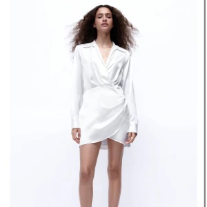 Klänning - En vit klänning från zara. Endast använd en gång och köpt för 399kr. 🥰