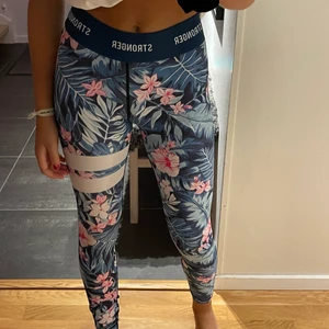 Stronger träningsbyxor💗💖💘 - blommiga träningstajts från stronger i storlek S, tyvärr för små för mig men bra kvalite 