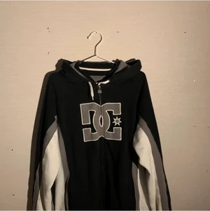Skit snygg Dc hoodie  - Skit cool unik baggy hoodie! Det är storlek L men skulle säga mer säga M- L 💕💕💕