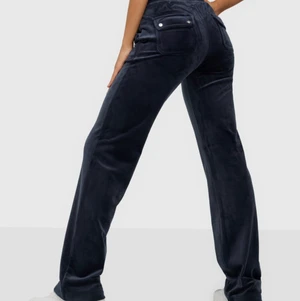 Night sky juicy couture byxor  - Säljer mina juicy couture byxor i färgen night sky, storlek xxs men passar en xs också. Jag har lite större lår och byxorna sitter då lite tajtare där för mig därför säljer jag dem❤️ skriv privat för fler bilder. Jag står ej för frakt. 