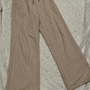 Linnebyxor - Ett par jätte fina linne byxor från pull&bear i storlek M! Byxorna är självklart nytvättade när man får dem! Säljer för att dem var för stora på mig, om ni har några funderingar eller vill ha fler bilder på byxorna så är det bara att meddela mig :)