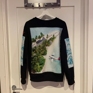 Bastille sweatshirt  - Köpt ny för 1799kr på zegander, knappast använd. Lite liten i storleken så skulle säga att den sitter som S. Skriv endast vid intresse 