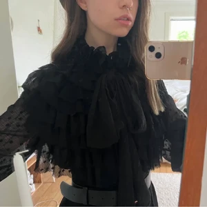 ZARA svart knytblus - Zara knytblus med krusig krage! 🖤 Använda men är i mycket fint skick!  Storlek XS, men skulle nog även passa en S. 