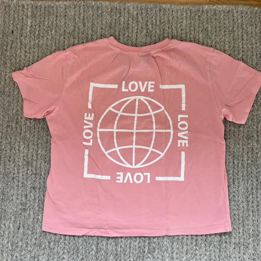 Rosa t-shirts med tryck från HM i stl XS.. T-shirts.