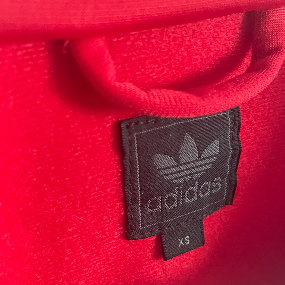 Jättefin röd Adidas-jacka i nyskick. Hoodies.