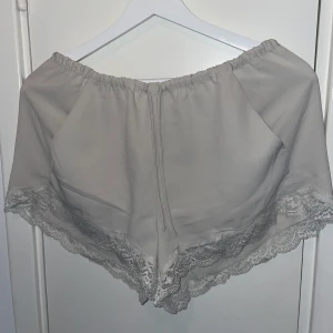 Gråa shorts - Ljusgråa shorts i storlek M, aldrig använda, prislapp kvar
