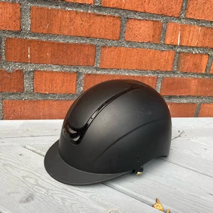 Ridhjälm  - Använt skick, lite skrapad. Nypris ca 1700kr. 