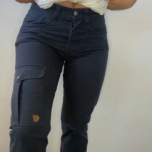 fjällräven byxor - helt nya byxor från Fjällräven. Mörkblåa. riktigt bra passform. egentligen för killar men kan vara skitcoola på tjejer också! ❤️🫶🏼