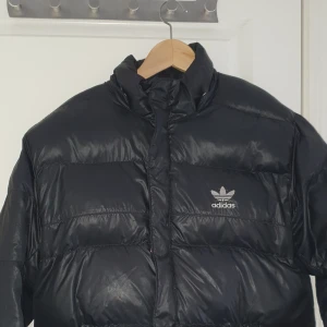 Adidas Vinterjacka  - Svart vinterjacka från Adidas i storlek small. Storleken är lite större än ordinarie och kan användas för den som bär Medium.
