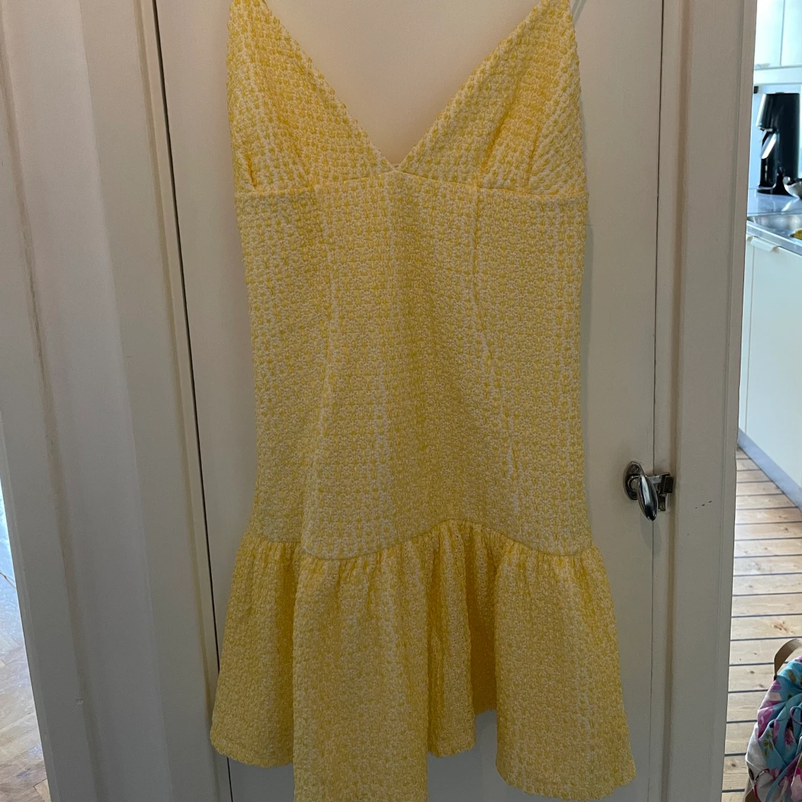 Gul klänning med volang  - 90
