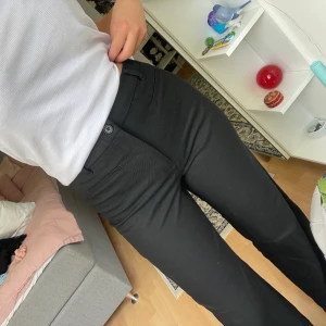 Kostym byxor - Ett par kostymbyxor från Monki! Endast använda ett par gånger!