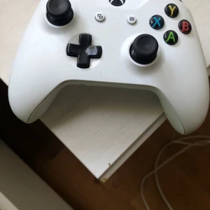 Xbox kontroll  - Hej säljer mina två Xbox kontroller för att jag it spelar mer o har tröttnat på de helt enkelt 