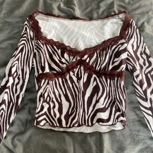 Långärmad tröja storlek s - Långärmad zebra tröja med spets storlek s