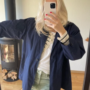 Marinblå höstjacka/vårjacka - Tunn marinblå höst jacka köpt secondhand på humana💖 den passar mig som vanligtvis har 36-38 i jackor då jag vill ha dom lite oversized 💖