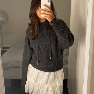 stickad hoodie - stickad hoodie/tröja från h&m i en fin mörkgrå färg. frakten kostar 66kr🤍