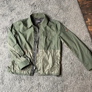 J lindeberg overshirt - Jack material - J lindeberg overshirt Ny pris 3999 Säljer för 2000 Storlek M  Använd en gång