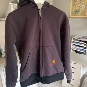 Carhartt hoodie - Fet brunsvart carhartt zip-up hoodie i bra skick! Använd men har inga skador🤎