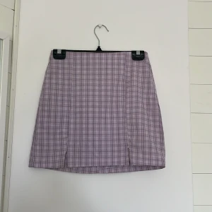 Pull&Bear Kjol  - Supersöt  lila kjol från Pull&Bear! Den har tyvärr blivit för liten för mig men är i fint skick! Är i storlek S