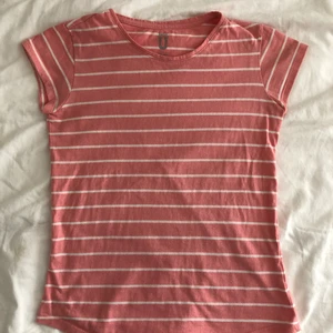 Randig t-shirt - Rosa randig t-shirt. Bra skick.