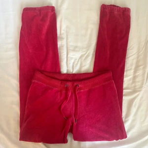 Mjukis set - Kommer inte till användning därför säljer jag båda tillsammans❤️ det finns inget tryck eller backfickor, märket är Hm. måtten på byxorna.. INRB: 82cm (man kan knyta åt längst ner) MID: 39cm