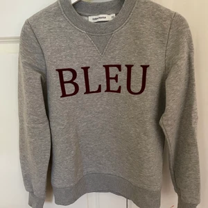 Tröja - Grå tröja från Carin Wester. Säljer för att den är lite liten för mig så därav knappt använd. Fortfarande jättemysig inuti! Storlek xs