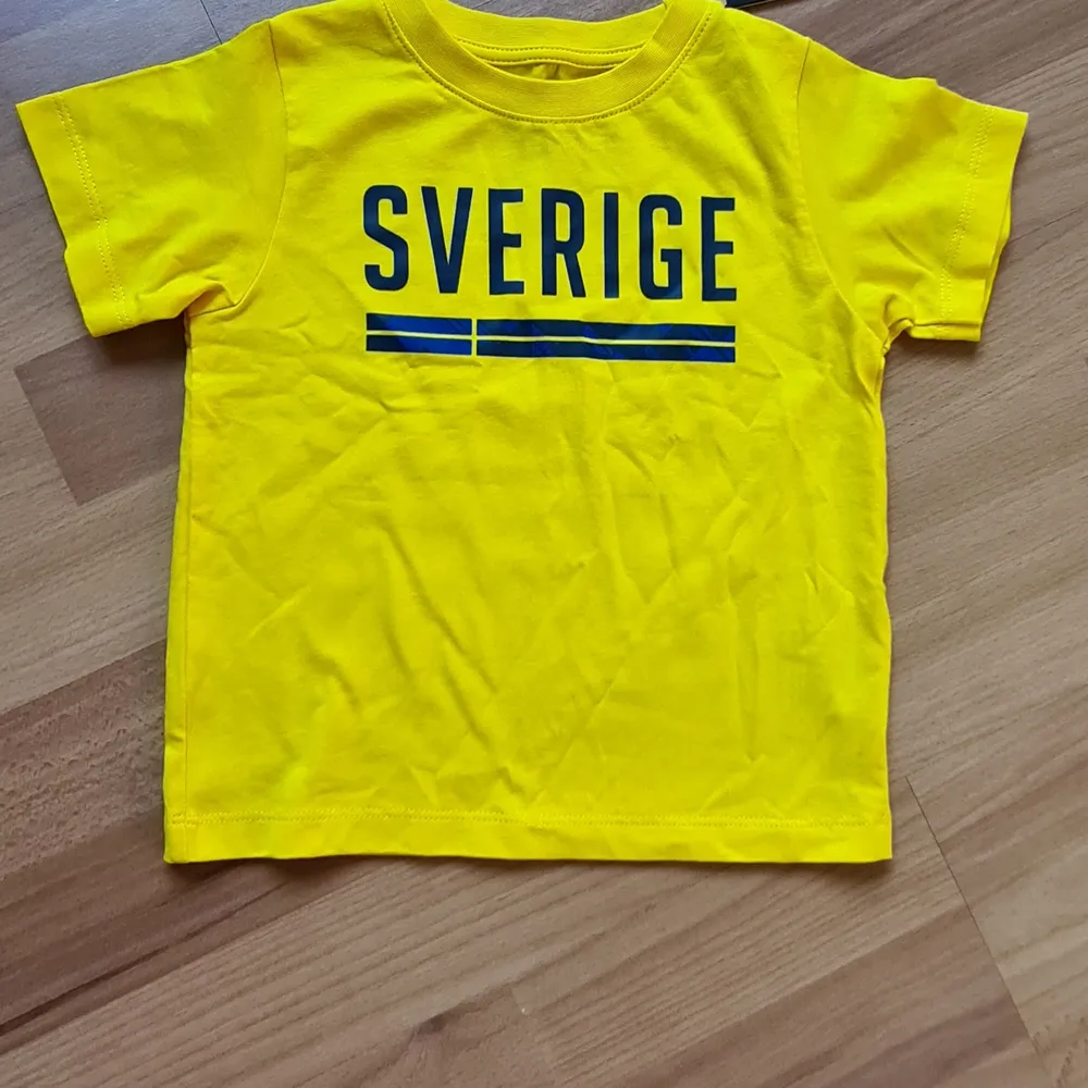 Sverige tröja stl 86/92 NY 45KR. T-shirts.