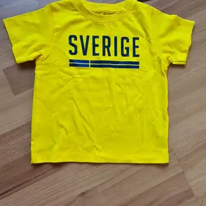 Sverige tröja stl 86/92 NY 45KR