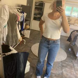 Zara jeans i den gamla modellen straight mid waist blåa. Storlek 40 men har krympt och passar storlek S/M skulle jag säga💗💗