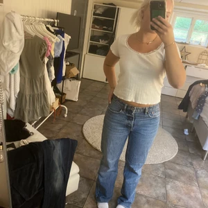 Zara jeans - Zara jeans i den gamla modellen straight mid waist blåa. Storlek 40 men har krympt och passar storlek S/M skulle jag säga💗💗