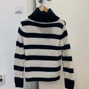 Randig polo tröja - En jätte mysig randig polotröja perfekt till vintern. Tröjan är i storlek S💕