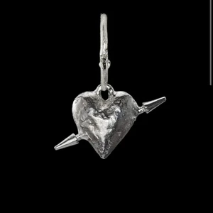 Maria Nilsdotter örhänge - Funderar på o sälja mitt örhänge från Maria Nilsdotter, nypris 2195kr säljer för 1800kr( högsta bud annars ), kan även tänka mig att byta ut det mot något annat smycke därifrån💕💕 Köp inte från plicks nya funktion då de blir så krångligt, skriv ist mig ❤️