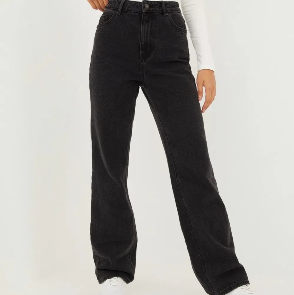 Hej, säljer ett par svarta/ gråa jeans i modellen VMKITHY HR LOOSE STRAIGHT LI117 GA från veromoda. Storleken är 29/32, säljer pågrund av att dom blivit försmå för mig. Skicka om ni har frågor eller vill ha egna bilder.. Jeans & Byxor.