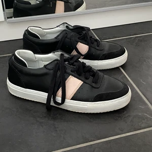 Axel arigato  - Jag säljer dessa superfina skor från axel atigato som är nästan helt oanvända. Otroligt fina och sköna. Storlek 38<3