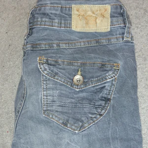 snygga jeans - dessa jeans säljer jag pga av att jag aldrig använder de även om de är jättecoola! jag köpte de på sellpy! de är i nyskick!