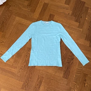 Blå långärmad tröja med hjärtan - Tröja med hjärtan som endast är använd vid ett tillfälle! Bra skick!