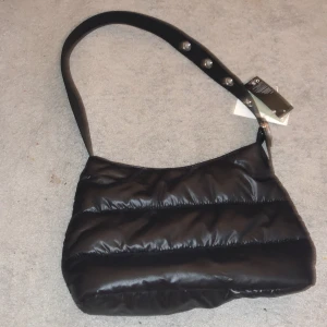 väska! - en fin väska jag köpt för 200 kr. jag har aldrig använt!