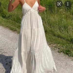 Långklänning Off white - Köpte denna fina långklänning från BikBok inför sommaren 2021 men användes bara en gång. Så fin inför kräftskiva eller sensommar! Passar både S och XS då man kan korta ner banden. Lånade bilder💘