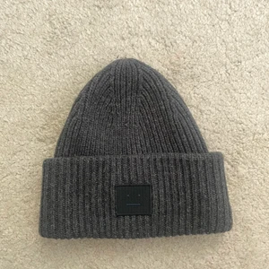 Acne mössa - Säljer min mörkgråa Acne mössa i modellen Pansy. Den är i väldigt bra skick och använd ett fåtal gånger, därför säljer jag den för 1000kr. Du står för frakten!