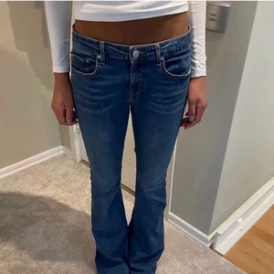 Lågmidjade bootcut jeans - Säljer mina jättesnygga lågmidjade bootcut jeans från zara❤️